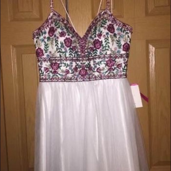 Mori Lee prom dress - Picture 2 of 4